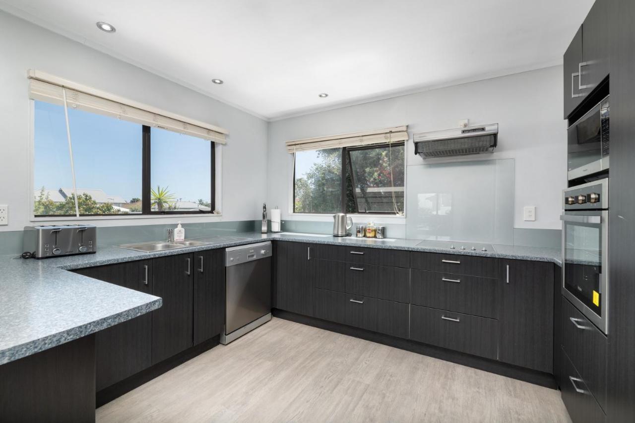 Convenient Family Bach With Easy Access To Blake Park The Beach And Downtown Mount Maunganui Exterior photo